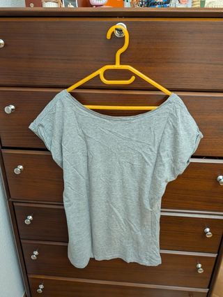Camiseta gris con foto mujer