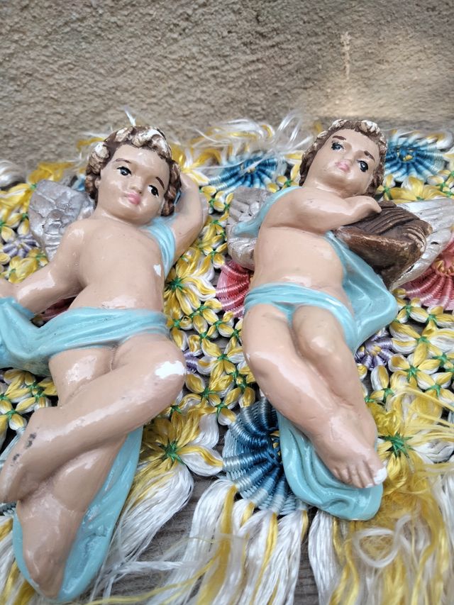 Figuras de 2: ángeles de escayola pintados a mano