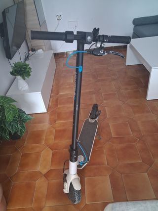 Patinete eléctrico blanco