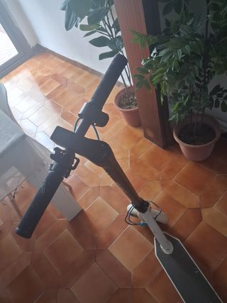Patinete eléctrico blanco