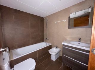 Mueble baño con grifería y espejo