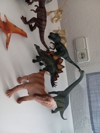 Figuras de dinosaurios de juguete