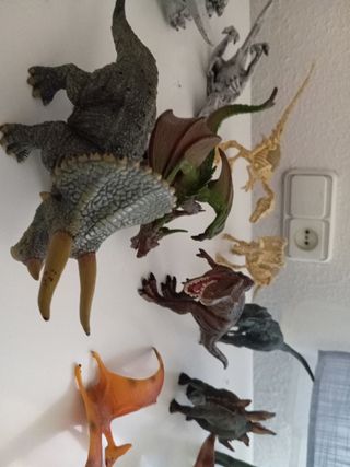 Figuras de dinosaurios de juguete