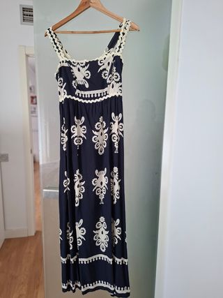 Vestido de verano fruncido azul marino y blanco 