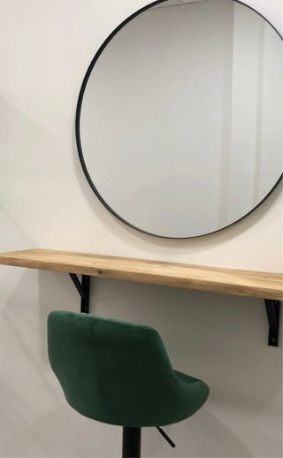 Espejo redondo y tabla de madera.