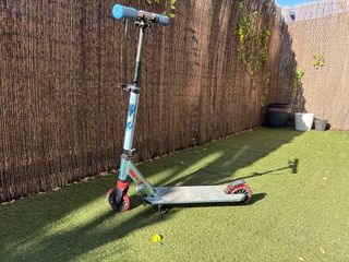 Patinete infantil azul y rojo de Decatlón 