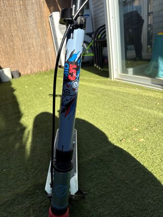 Patinete infantil azul y rojo de Decatlón 