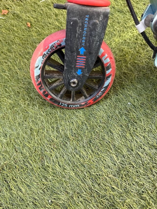 Patinete infantil azul y rojo de Decatlón