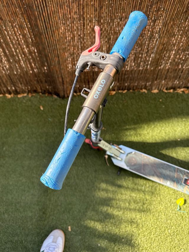 Patinete infantil azul y rojo de Decatlón