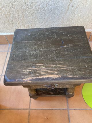 Mesita de madera maciza con cajón