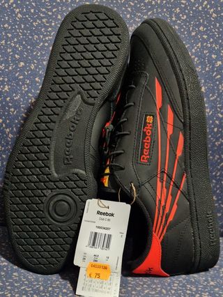 Zapatilla Reebok Club C 85 Negra y Roja Tirador.