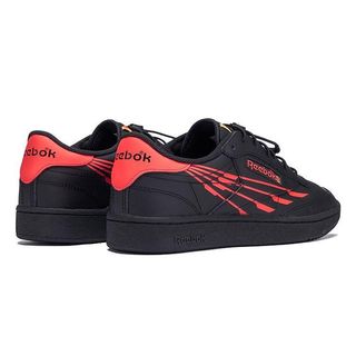 Zapatilla Reebok Club C 85 Negra y Roja Tirador.