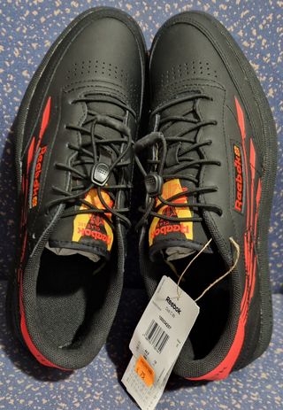 Zapatilla Reebok Club C 85 Negra y Roja Tirador.
