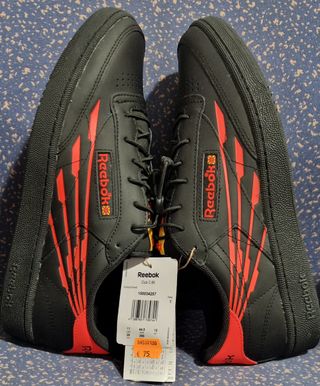 Zapatilla Reebok Club C 85 Negra y Roja Tirador.