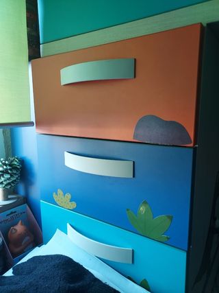 Habitación infantil tren literas y mesa