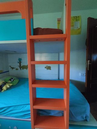 Habitación infantil tren literas y mesa