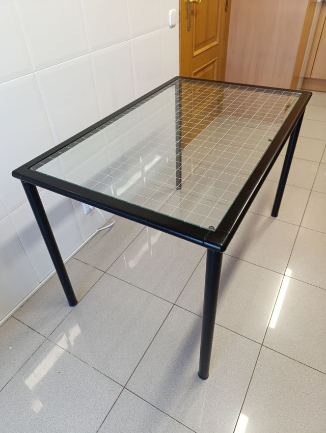 Mesa de cristal patas negras