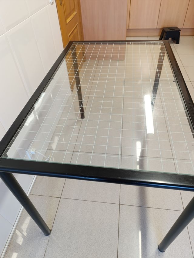 Mesa de cristal patas negras