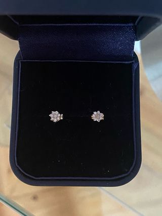 Pendientes flor brillantes oro y blanco