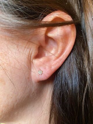 Pendientes flor brillantes oro y blanco