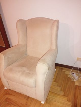 Butaca mecedora beige tela