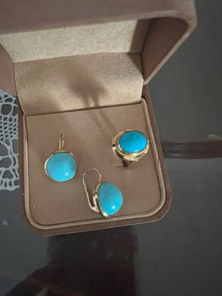 pendientes y sortija en oro 18 kilates con piedras