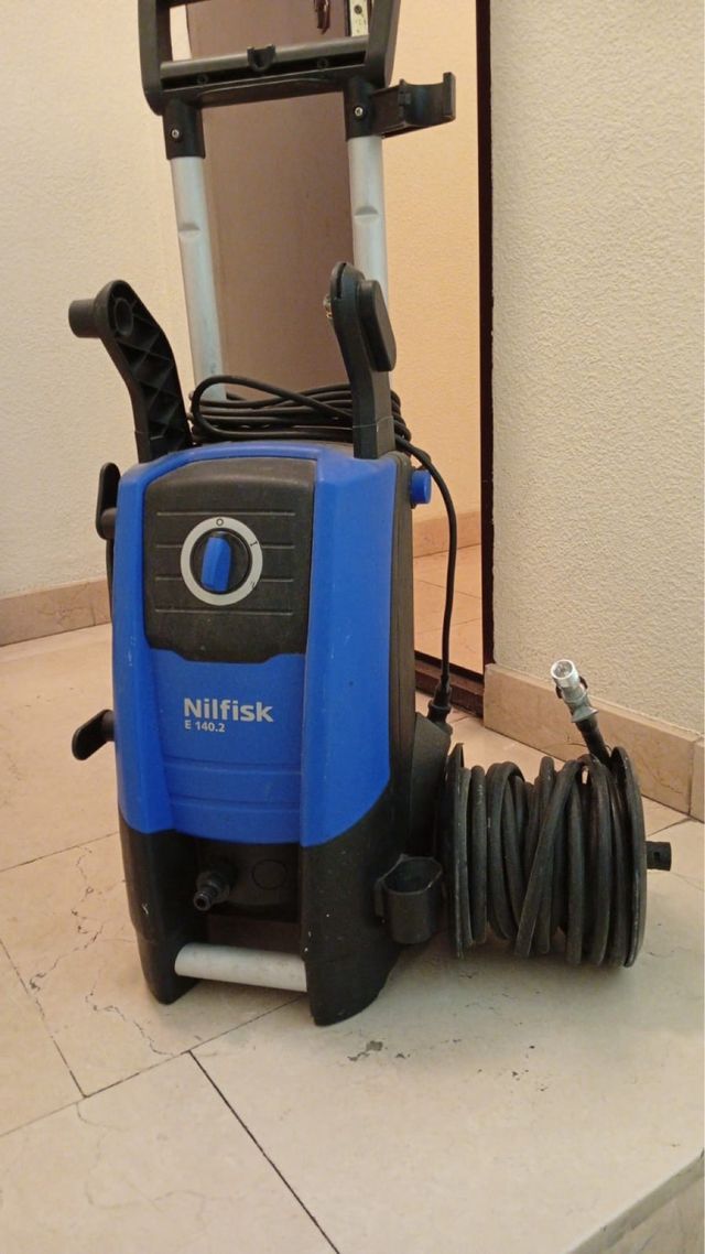 La máquina hidrolavadora a presión nilfisk