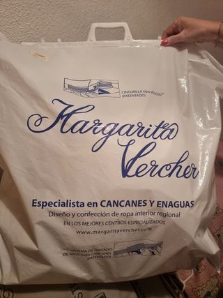 Cancan fallera niña, 59 cm de largo.
Talla para ni