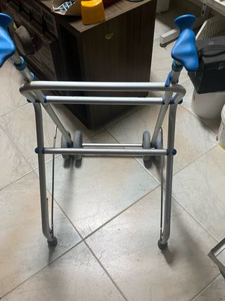 Andador de aluminio plegable
