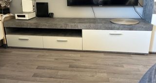 Mueble de salón gris y blanco