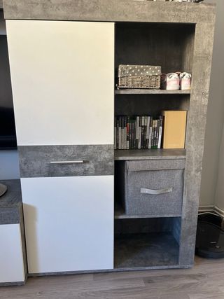 Mueble de salón gris y blanco