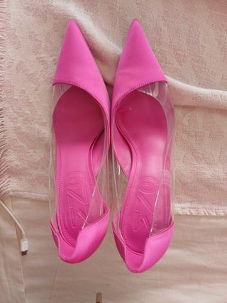 Zapatos de tacón rosa con detalles transparentes