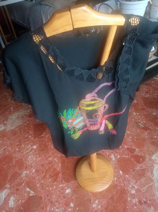 Blusa negra bordada manga corta