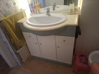 Mueble de baño beige y blanco