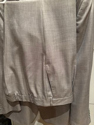 Traje gris y 3 corbatas