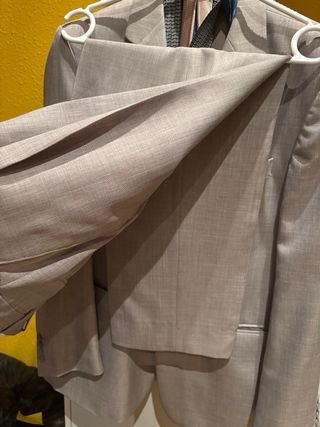 Traje gris y 3 corbatas