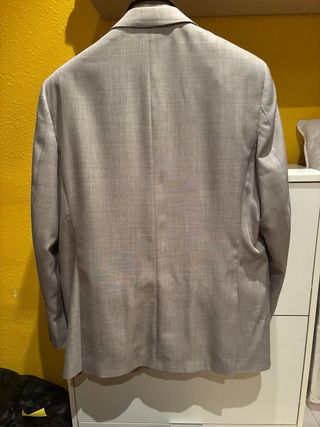 Traje gris y 3 corbatas