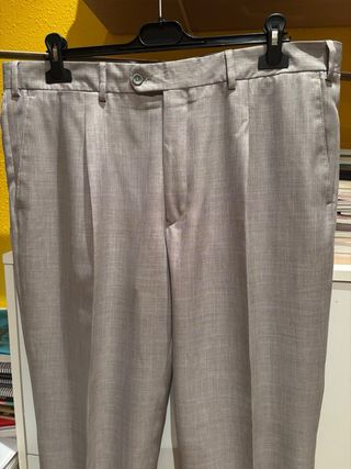 Traje gris y 3 corbatas