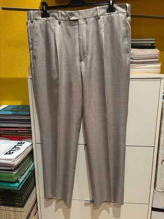 Traje gris y 3 corbatas