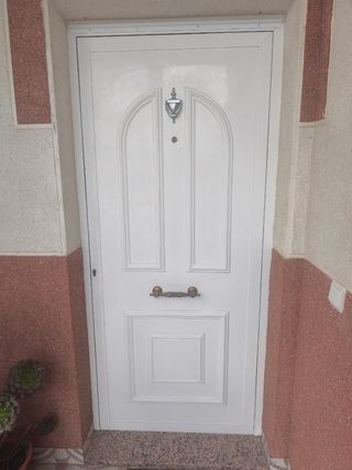 Puerta de aluminio blanca