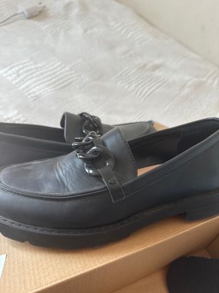 Zapatos negros con cadena