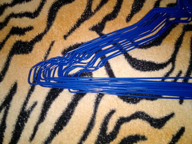 LOTE 20 PERCHAS AZULES DE METAL 