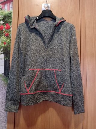 Chándal mujer gris con detalles naranja 