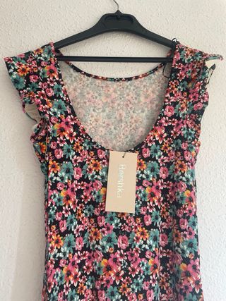 Vestido floral negro con volantes