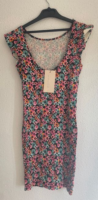 Vestido floral negro con volantes