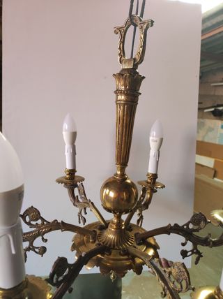 Lámpara de metal dorada