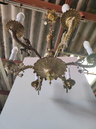 Lámpara de metal dorada