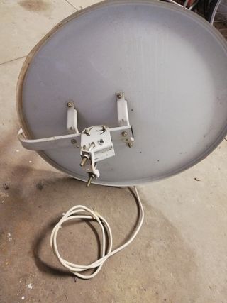 Antena Parabólica Wisi con Soporte y LNB