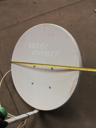 Antena Parabólica Wisi con Soporte y LNB
