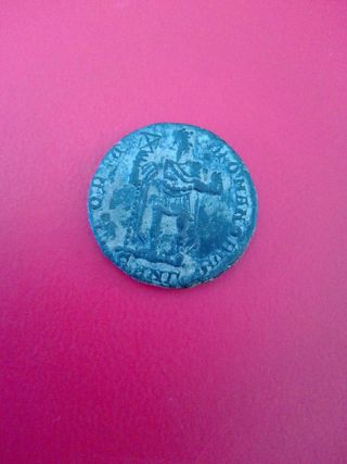 Moneda antigua con figura